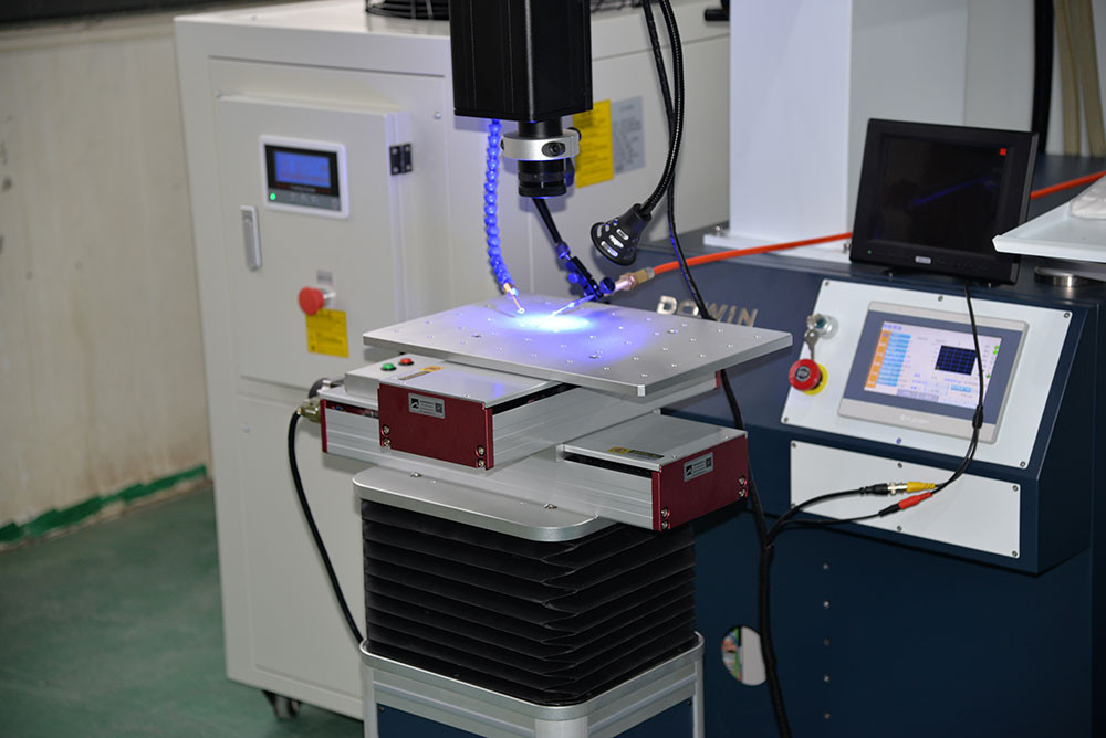 Soudeuse laser YAG automatique 400W 600W pour la rénovation de moules