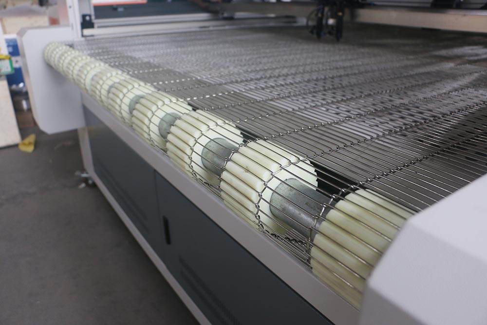 Conveyor Belt auto feeding CO2 Laser cutting Machine 16001000mm (1)