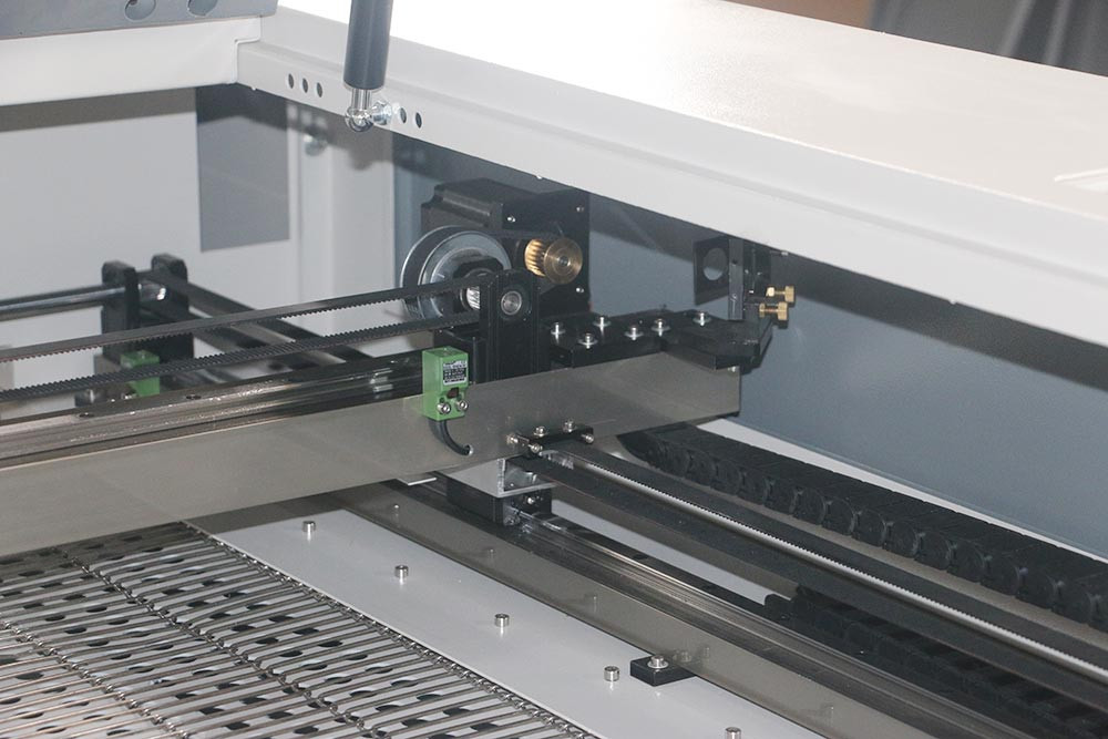 Machine de découpe laser CO2 à alimentation automatique de la bande transporteuse 16001000mm (4)