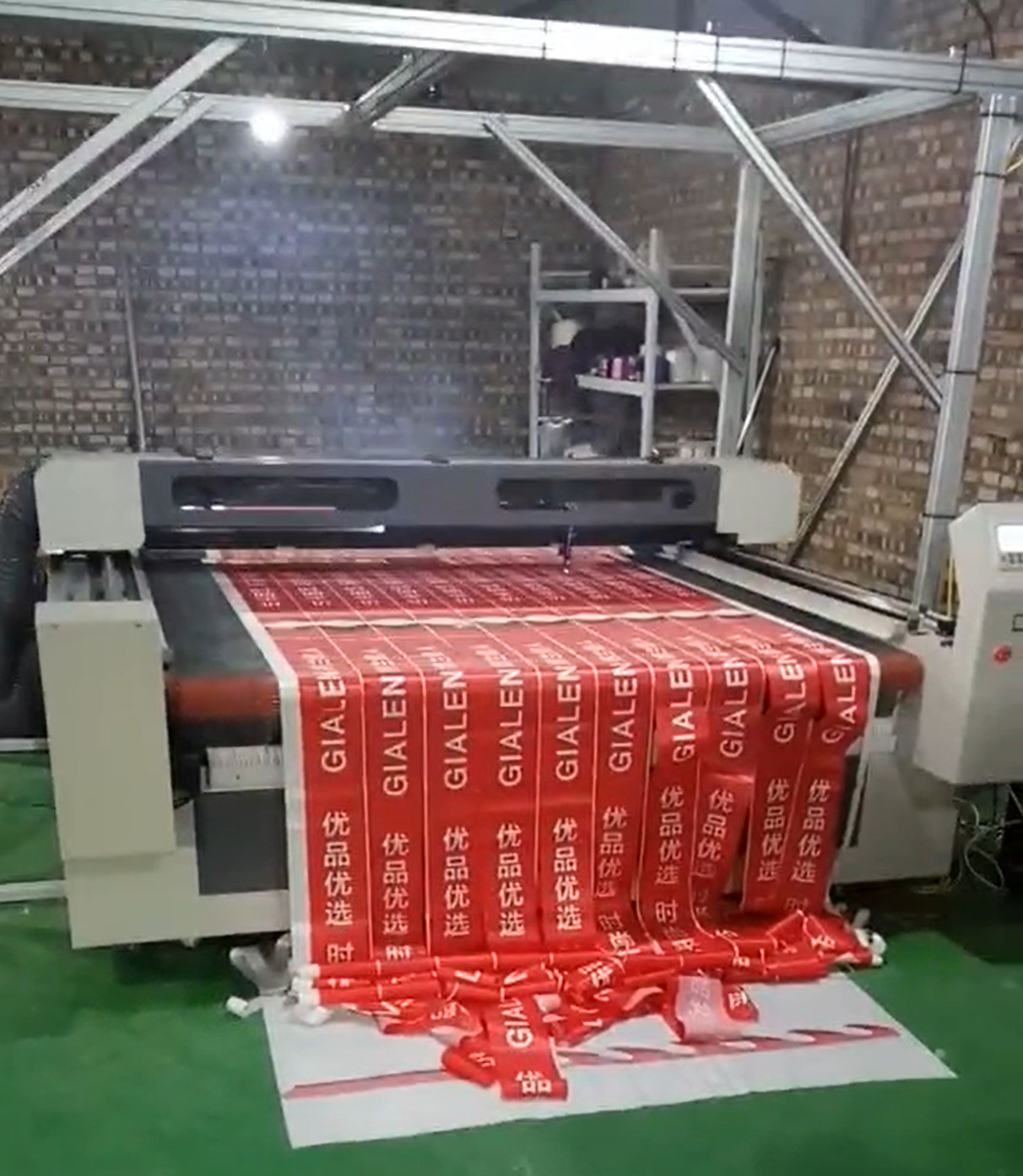 AUTO FEEDING FABRIC LASER CUTTING MACHINE WITH CAMERA