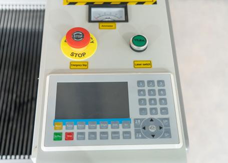 Machine de gravure laser pour timbres auto-encreurs en caoutchouc (1)
