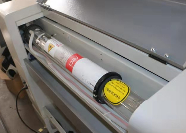 Machine de gravure laser pour timbres auto-encreurs en caoutchouc (4)
